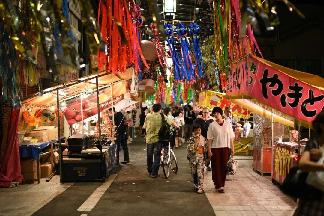 说白了,所谓的"夏日祭"呢就是一个日本的夏日庙会,夏日夜市——如果