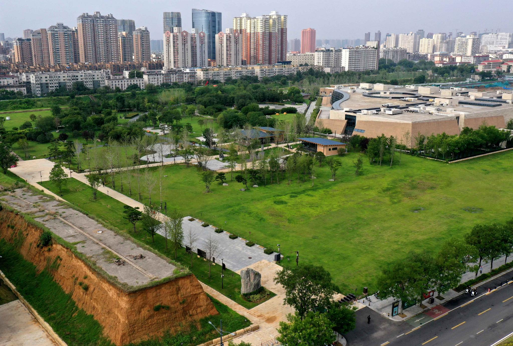 在郑州商城遗址探商寻夏