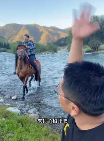 “你这背景太假了”是什么梗？引发全网P图大赛休闲区蓝鸢梦想 - Www.slyday.coM