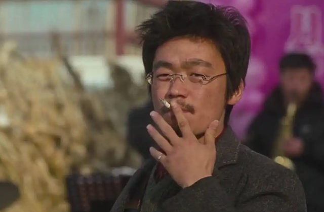 王宝强深夜与友人聚会吞云吐雾姿态熟练手拿雪茄坐姿霸气