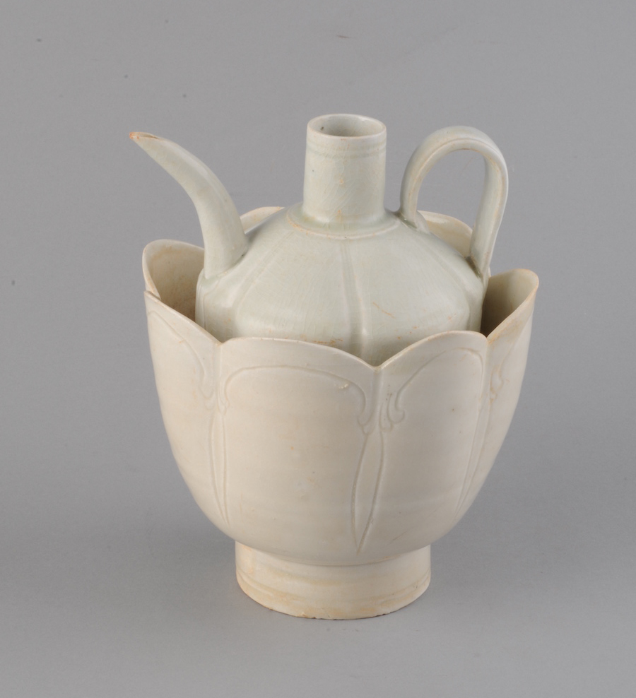 景德镇窑影青釉莲瓣纹温碗,瓜棱执壶