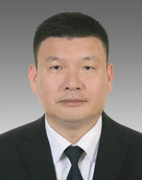 公开简历显示,凌志峰,1968年10月生,浙江富阳人,1990年8月参加工作