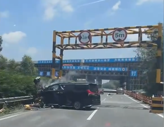 雷克萨斯车祸起火，致1死2伤休闲区蓝鸢梦想 - Www.slyday.coM