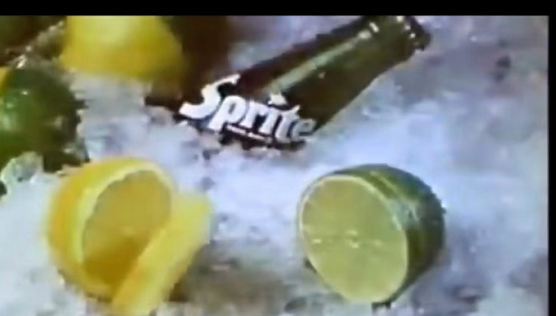上世纪70年代的标识已经与之前一代有了明显区别，瓶子依然是绿瓶。  图片来源：视频截屏
