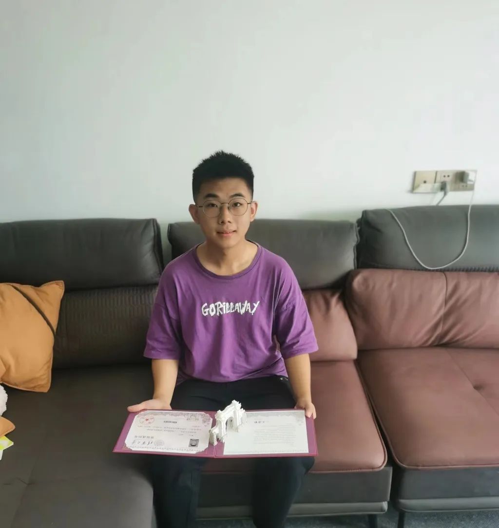 一班“兄弟”仨，携手上清华！青岛这所高中三名男生一起收到清华大学录取通知书休闲区蓝鸢梦想 - Www.slyday.coM