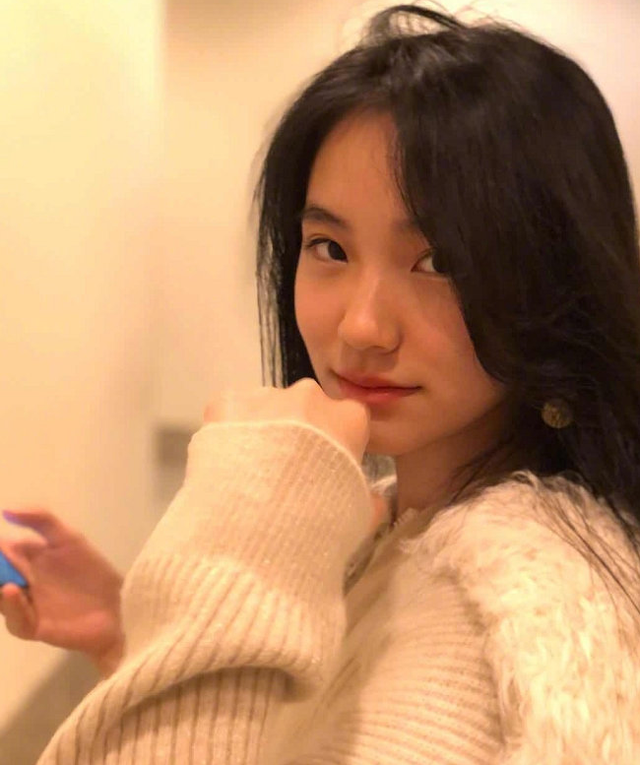 穿吊带裙长发飘飘,14岁气质成熟太像妈|徐熙娣|长发_新浪新闻