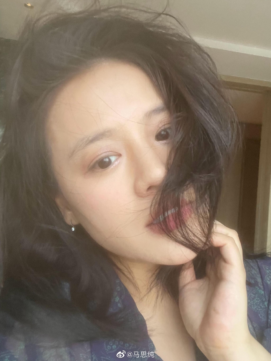 马思纯分享夏日自拍 面露甜笑嘟嘴搞怪|嘟嘴|马思纯|搞怪_新浪新闻
