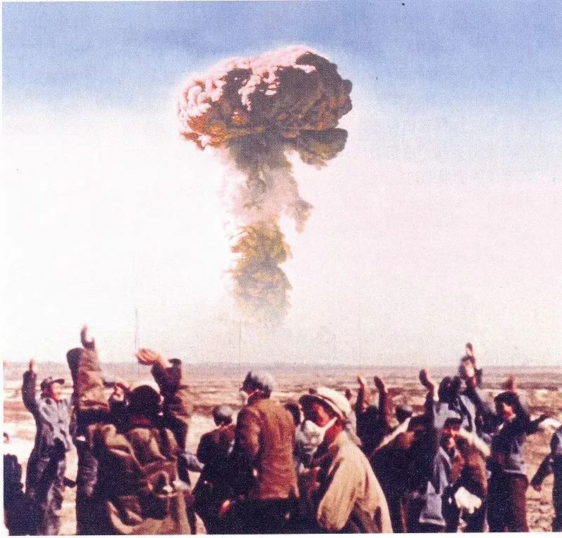 我国第一颗原子弹爆炸成功时，激动的科研工作者。图片来源：央视新闻