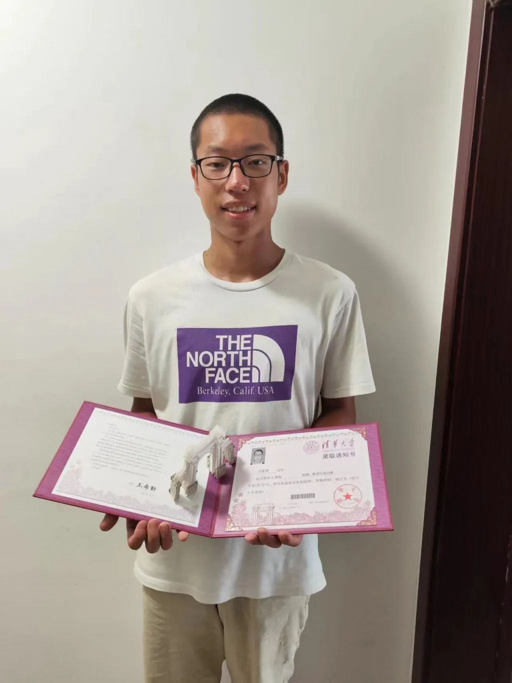 一班“兄弟”仨，携手上清华！青岛这所高中三名男生一起收到清华大学录取通知书休闲区蓝鸢梦想 - Www.slyday.coM