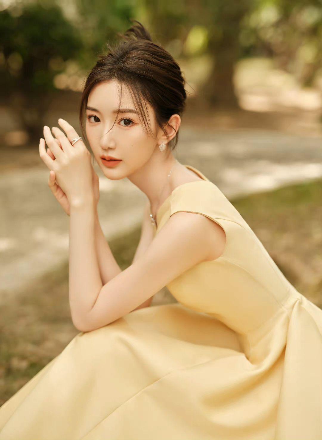 每日一星毛晓彤黄色优雅裙装心动的感觉再次降临