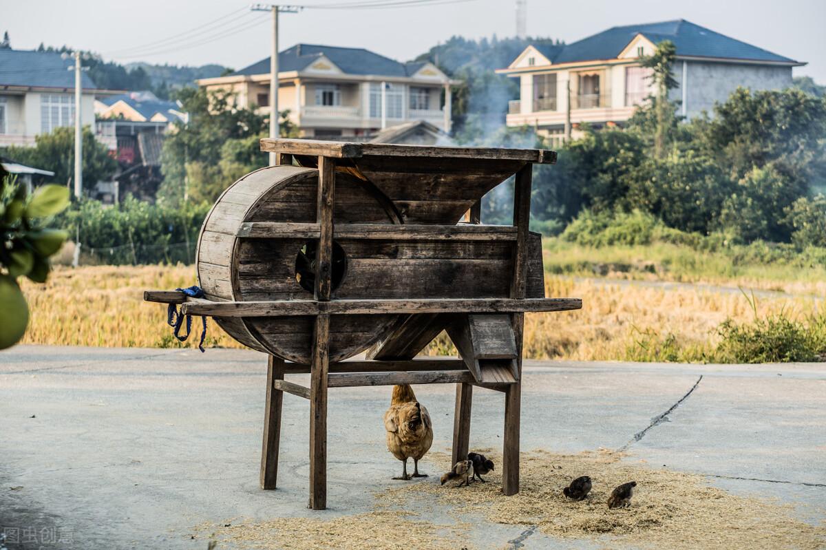 它可是风谷机,是用来把稻谷里面的灰尘,杂质等东西吹出来的工具.