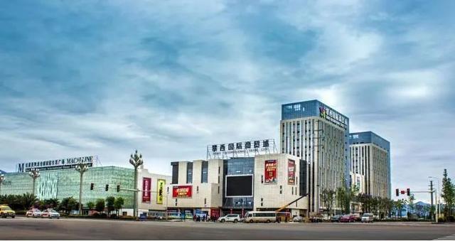 西部新城随着社区的呈现交付和入住人口的不断增加,依托攀西国际商贸