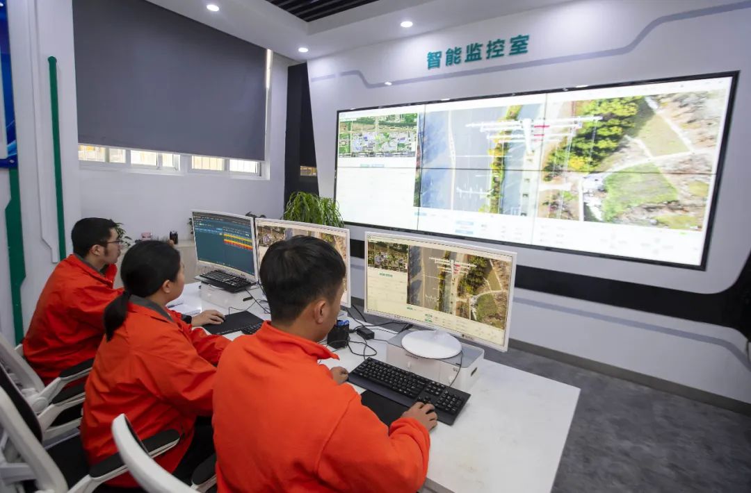 2022年1月8日，国网泰州供电公司智能运检中心，技术人员现场采集通过5G巡检无人机及时回传影像资料。图源：视觉中国