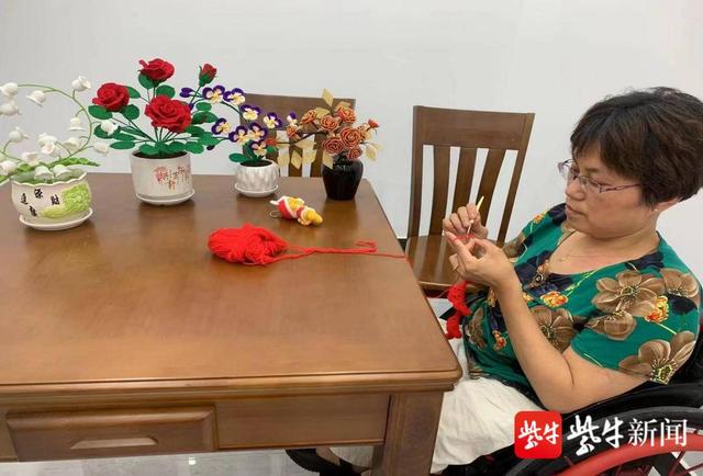 美丽的绒线花！扬州坚强妈妈轮椅上钩织出“花样人生”休闲区蓝鸢梦想 - Www.slyday.coM