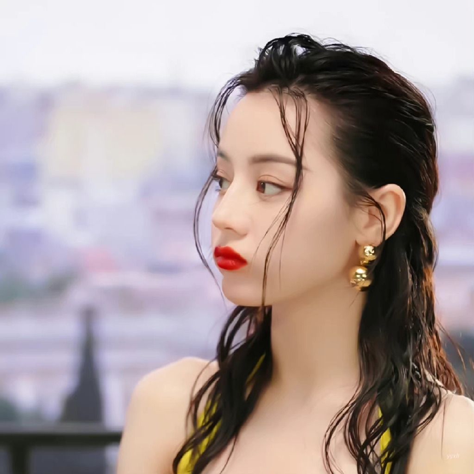 迪丽热巴最新湿发造型写真释出 嘟嘴卖萌美艳又可爱__财经头条