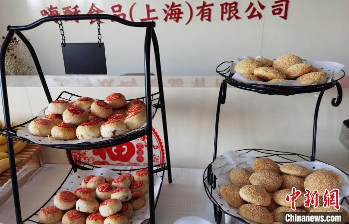 刚出炉的鲜肉月饼和蟹壳黄 浦帆 摄