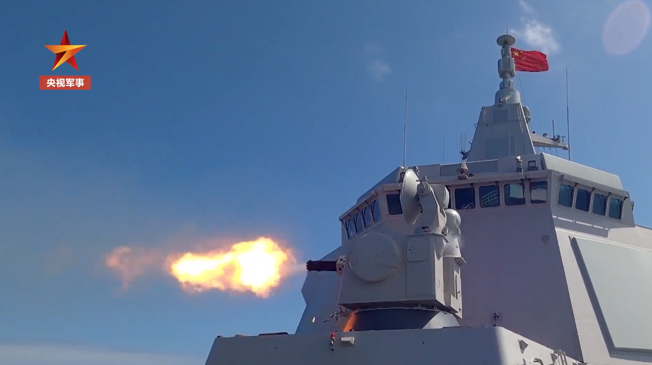 南海某海域万吨大驱延安舰训练画面公开