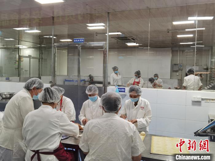 嗨酥食品生产车间 浦帆 摄