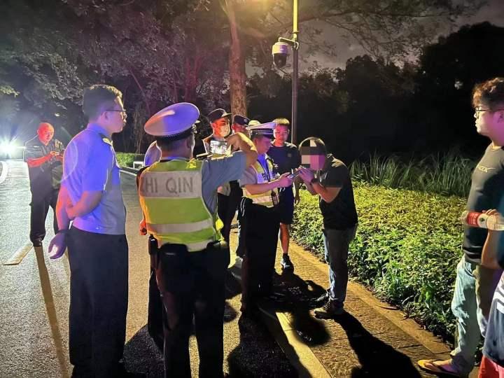 昨夜杭州西溪湿地传来巨响，特斯拉“自动驾驶”撞了路灯杆，车主：我喝酒了，坐在副驾驶休闲区蓝鸢梦想 - Www.slyday.coM