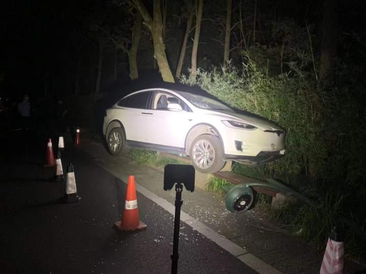 昨夜杭州西溪湿地传来巨响，特斯拉“自动驾驶”撞了路灯杆，车主：我喝酒了，坐在副驾驶休闲区蓝鸢梦想 - Www.slyday.coM