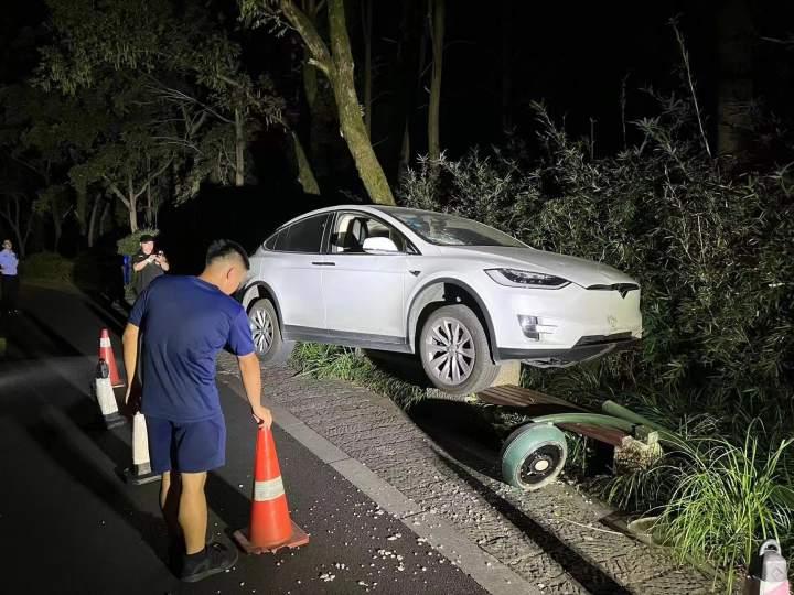 昨夜杭州西溪湿地传来巨响，特斯拉“自动驾驶”撞了路灯杆，车主：我喝酒了，坐在副驾驶休闲区蓝鸢梦想 - Www.slyday.coM