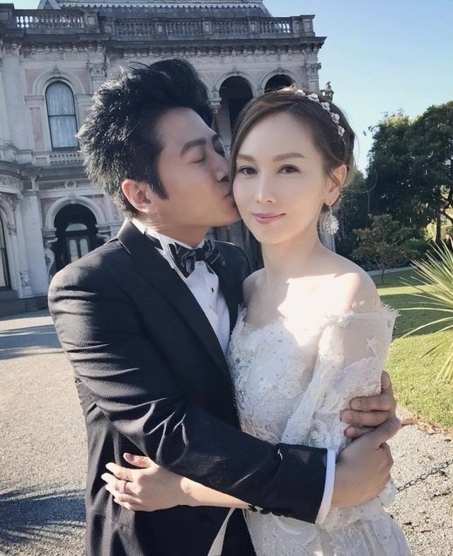 家中豪宅带私人电梯,丈夫曾遭雪藏