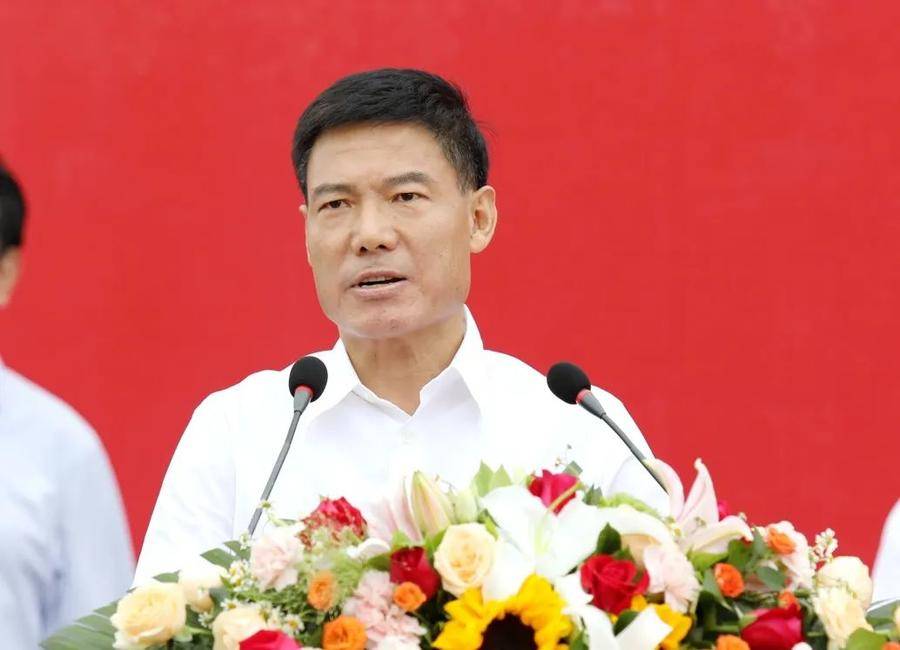 烟建集团常务副总裁孔超,烟台飞龙集团有限公司董事长宋勇代表参建