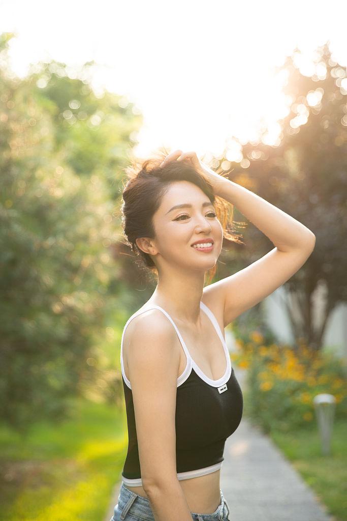 董璇拍摄户外阳光出游写真吊带搭高腰裤清凉飒爽