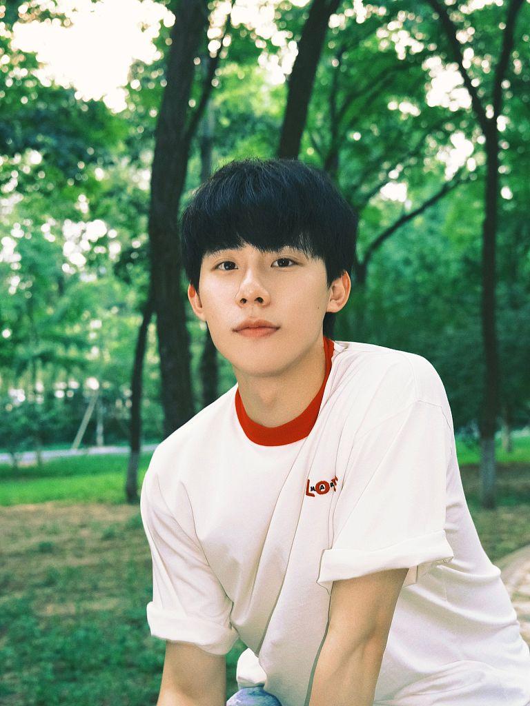 周奇发布一组周末随拍写真穿糖果色卫衣漫步林间