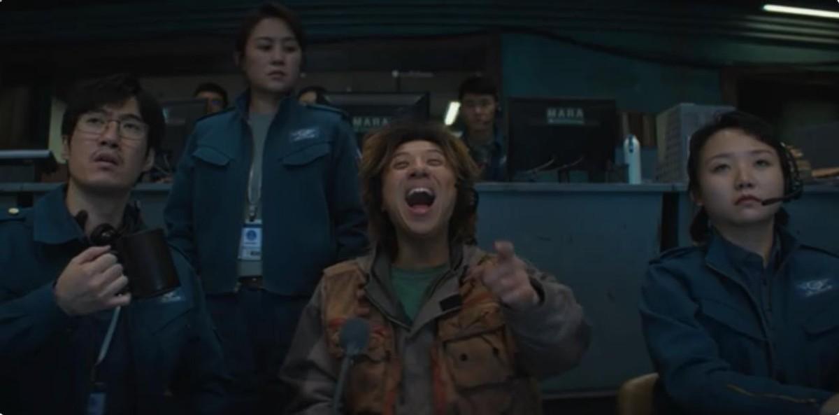 用“放大镜”看《独行月球》，被暗藏的细节震撼了，比剧情还要绝休闲区蓝鸢梦想 - Www.slyday.coM