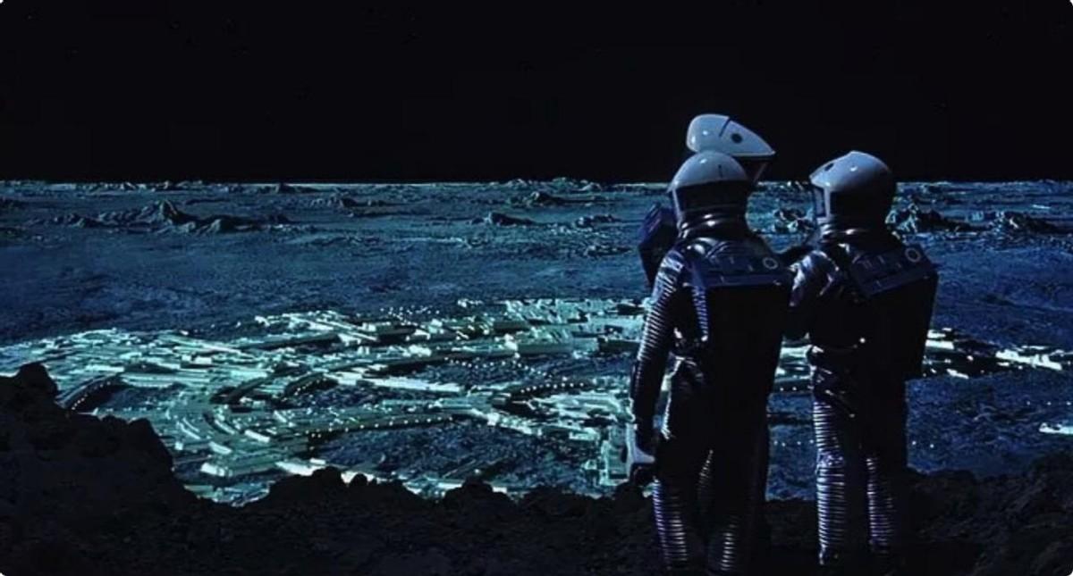 用“放大镜”看《独行月球》，被暗藏的细节震撼了，比剧情还要绝休闲区蓝鸢梦想 - Www.slyday.coM