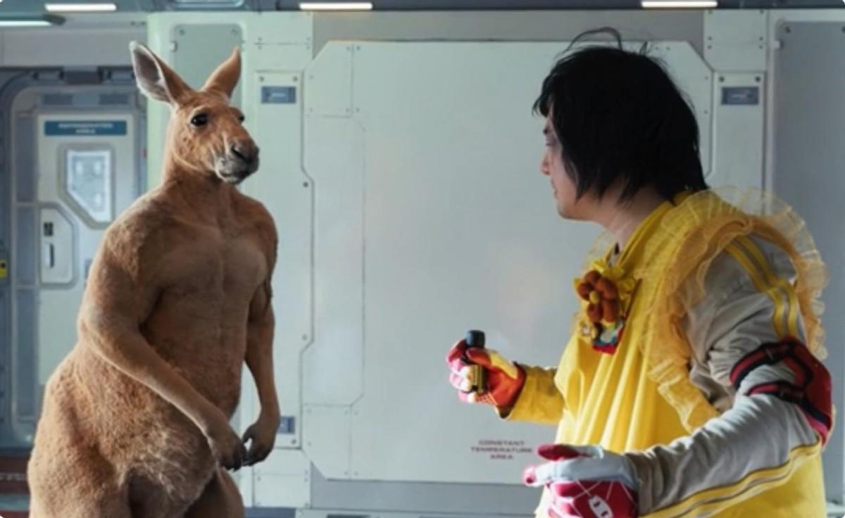 用“放大镜”看《独行月球》，被暗藏的细节震撼了，比剧情还要绝休闲区蓝鸢梦想 - Www.slyday.coM