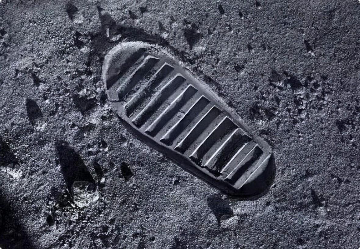 用“放大镜”看《独行月球》，被暗藏的细节震撼了，比剧情还要绝休闲区蓝鸢梦想 - Www.slyday.coM