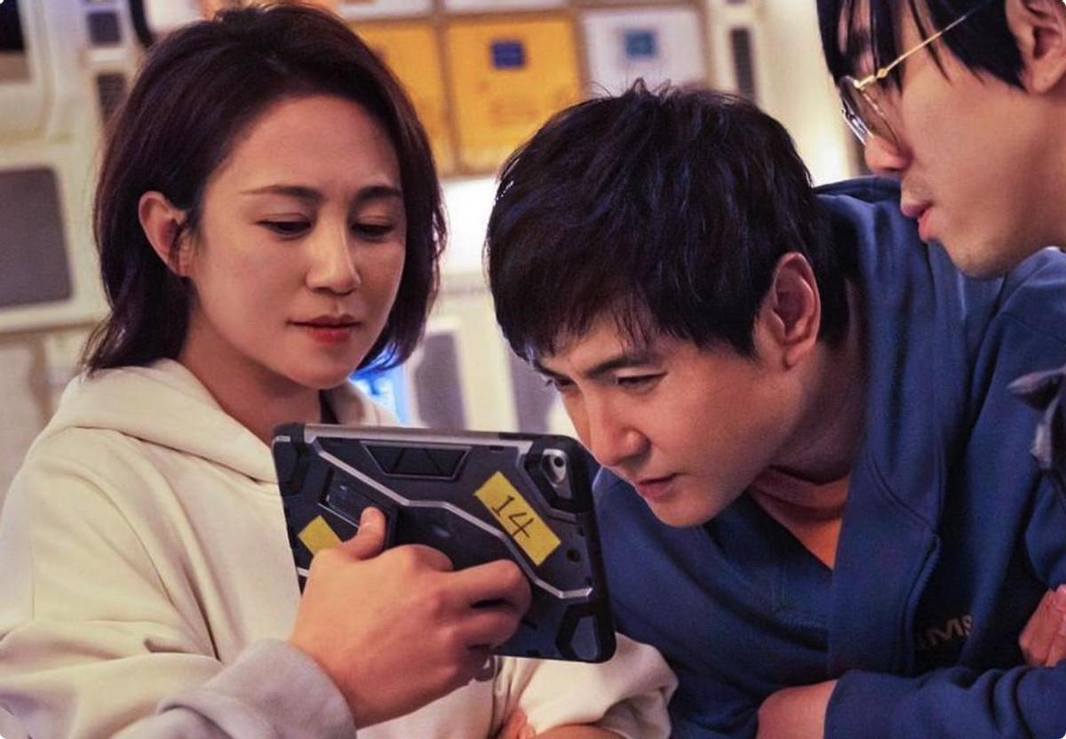 用“放大镜”看《独行月球》，被暗藏的细节震撼了，比剧情还要绝休闲区蓝鸢梦想 - Www.slyday.coM