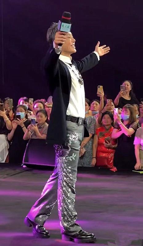 53岁歌手毛宁现身商演,身材发福状态堪称完美,曾8次登上春晚|毛宁|商