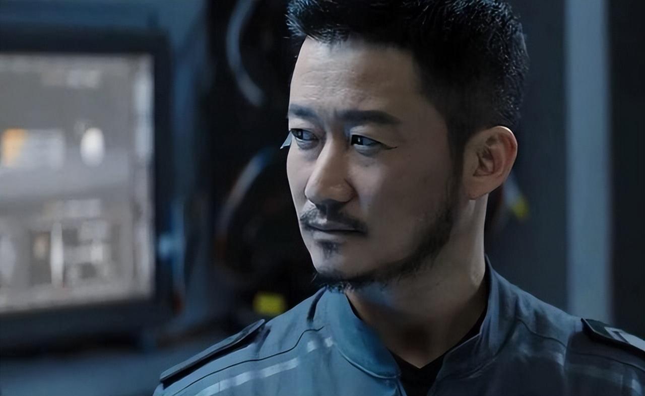 用“放大镜”看《独行月球》，被暗藏的细节震撼了，比剧情还要绝休闲区蓝鸢梦想 - Www.slyday.coM