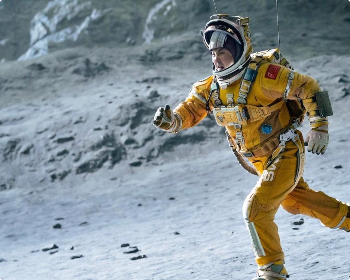 用“放大镜”看《独行月球》，被暗藏的细节震撼了，比剧情还要绝休闲区蓝鸢梦想 - Www.slyday.coM