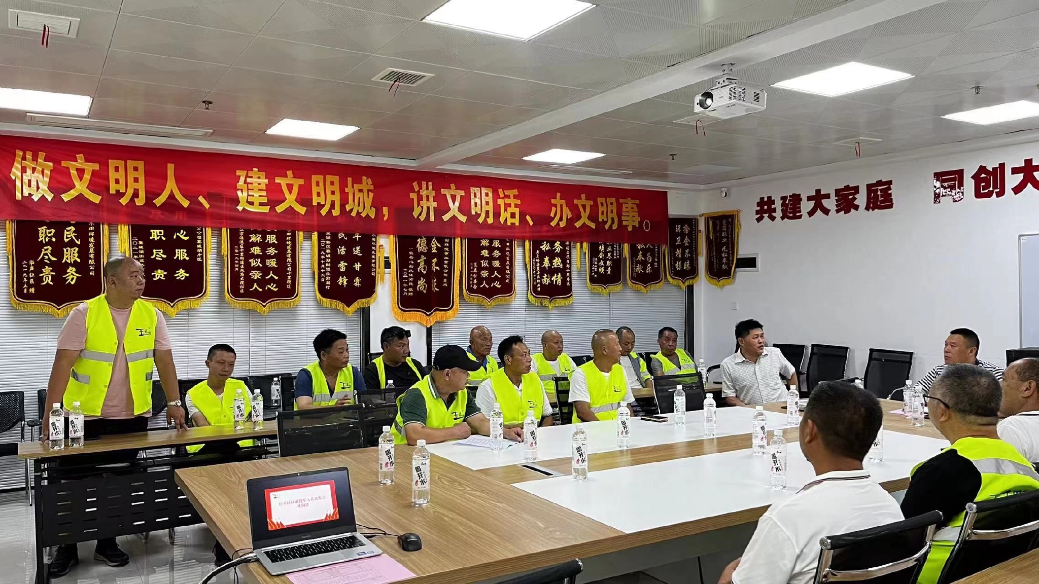 ＂共忆峥嵘岁月 奋进玉禾田人＂  ——庆祝建军95周年退伍老兵座谈会休闲区蓝鸢梦想 - Www.slyday.coM