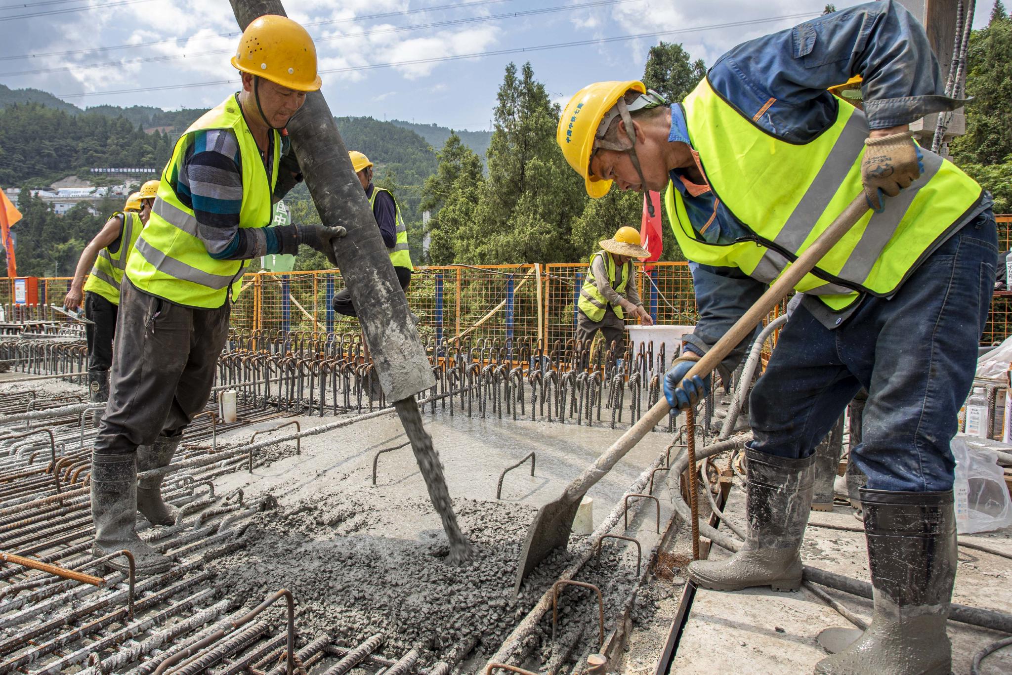 工人正在进行悬灌现浇梁施工.中铁七局供图