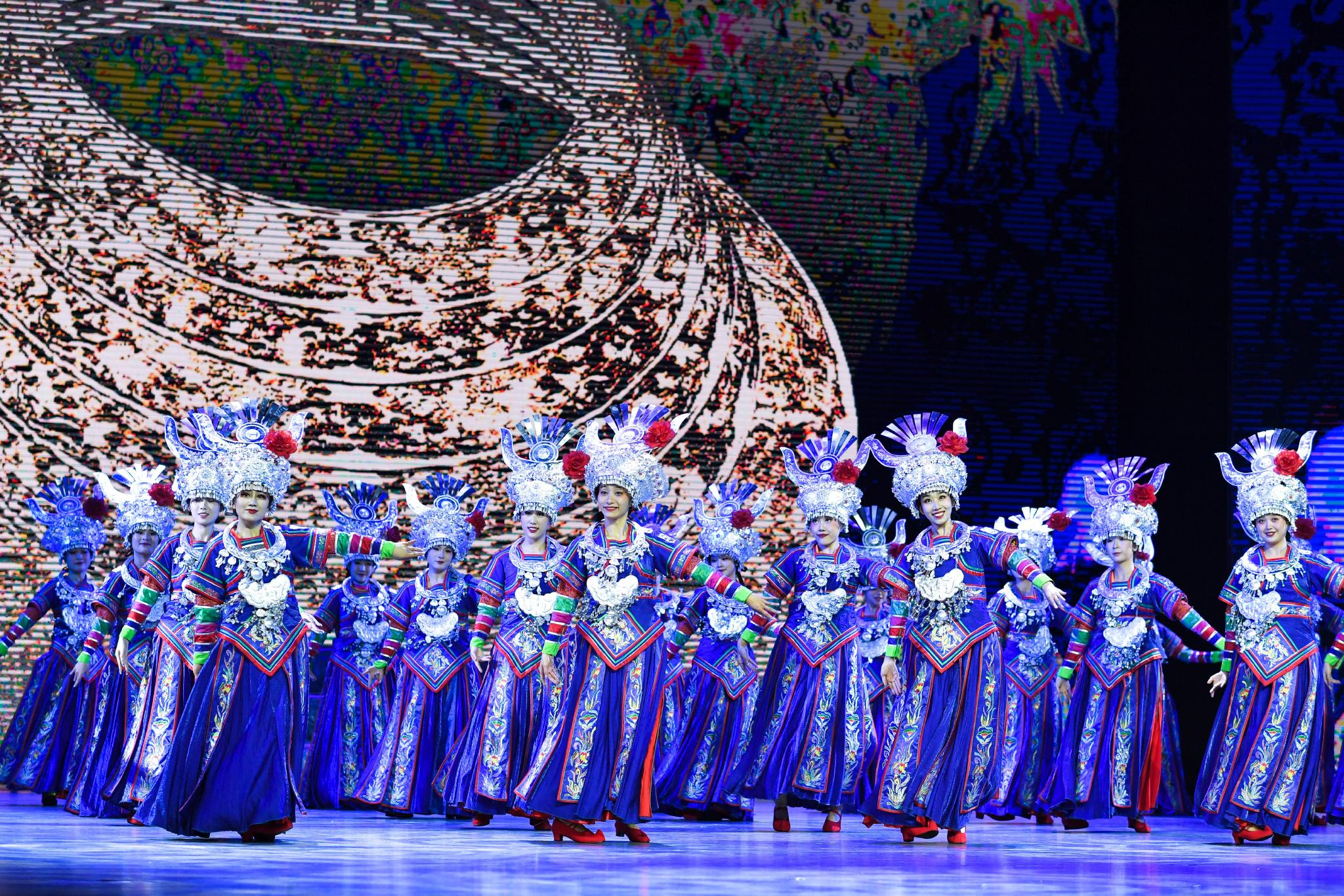 贵州大型民族歌舞《多彩贵州风》复演|贵州省|贵阳市|杨文斌_新浪新闻