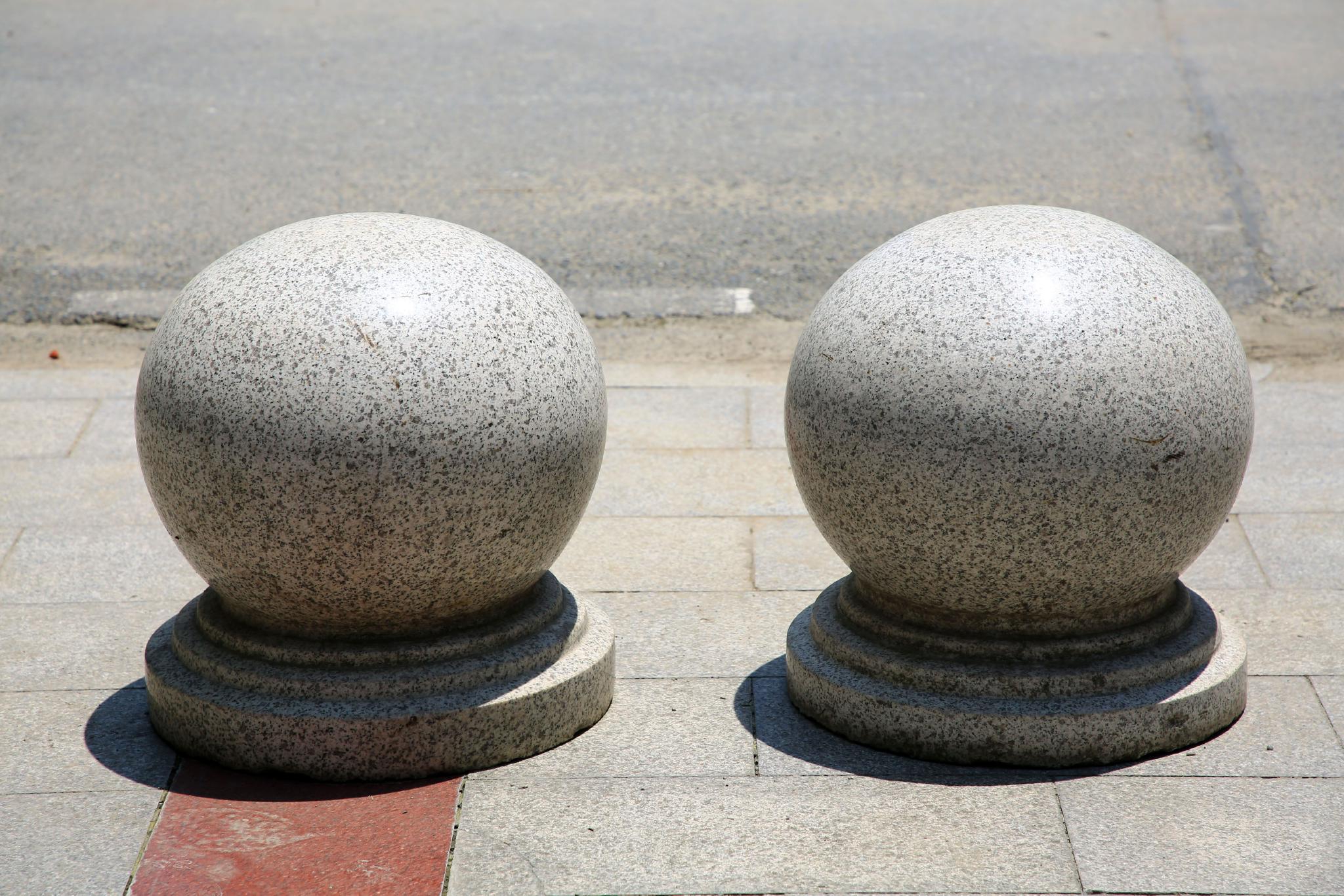 但暴晒后的石墩子表面温度可达60-70℃,长时间坐在石墩子上可能导致