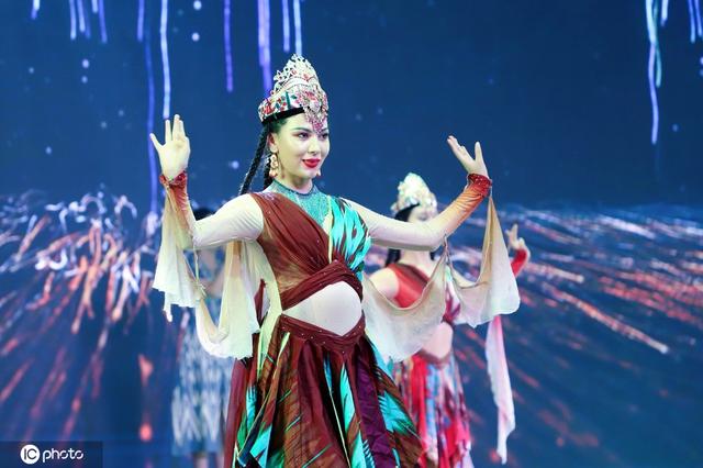 新疆和田夜市精彩特色歌舞表演热闹非凡|新疆|和田地区_新浪新闻