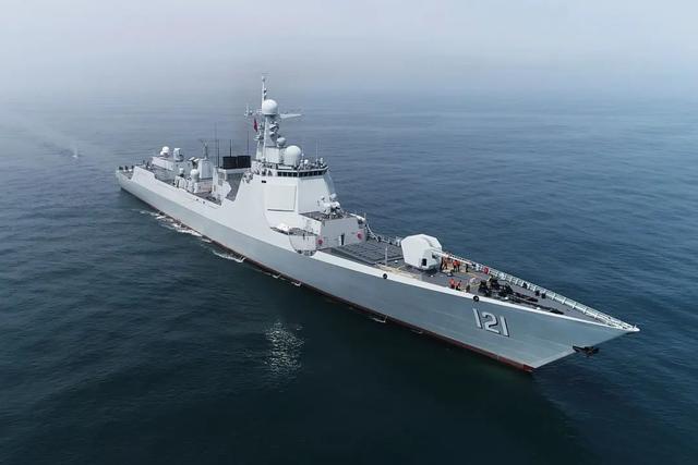 海军齐齐哈尔舰辗转多个海区进行全员额全要素海上实弹射击训练