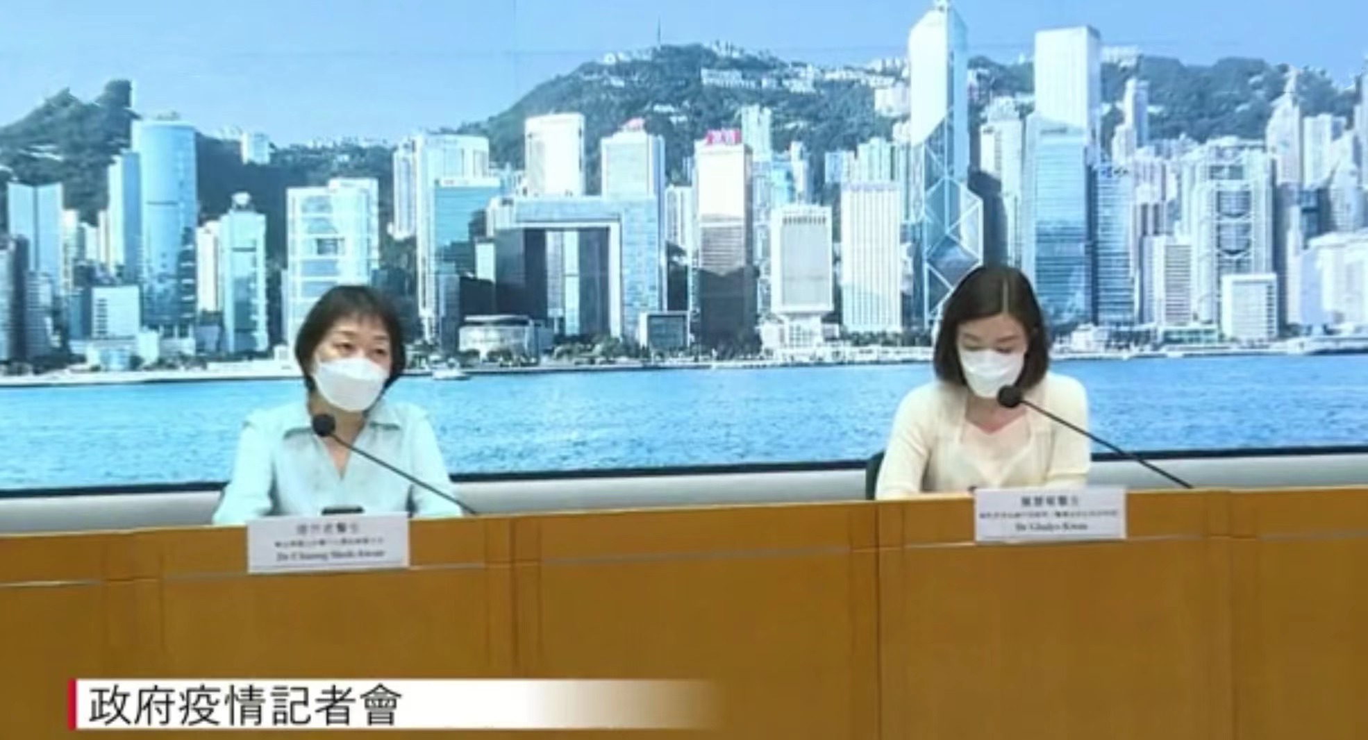 张竹君（左）、关慧敏通报最新疫情