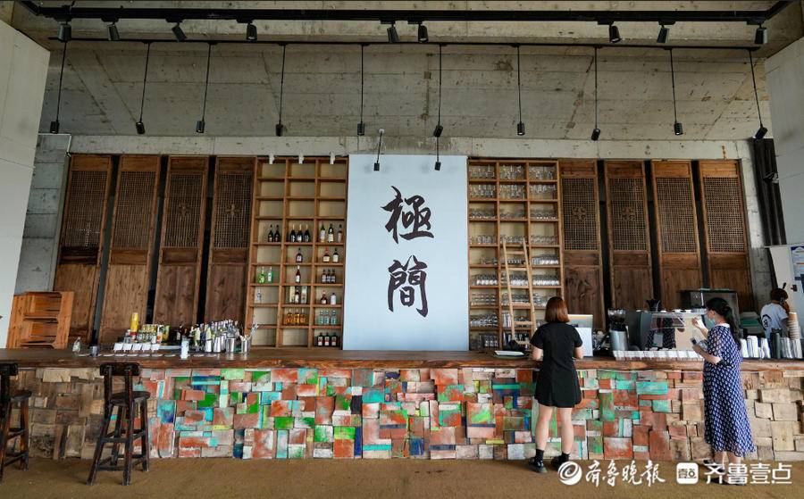 沙滩与音乐相遇，极简主义咖啡厅里邂逅夏日浪漫休闲区蓝鸢梦想 - Www.slyday.coM