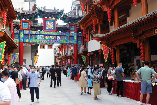 新乐市伏羲巷,鸡鸣城文化商业街日前开街迎接群众到来,入驻各类商家近