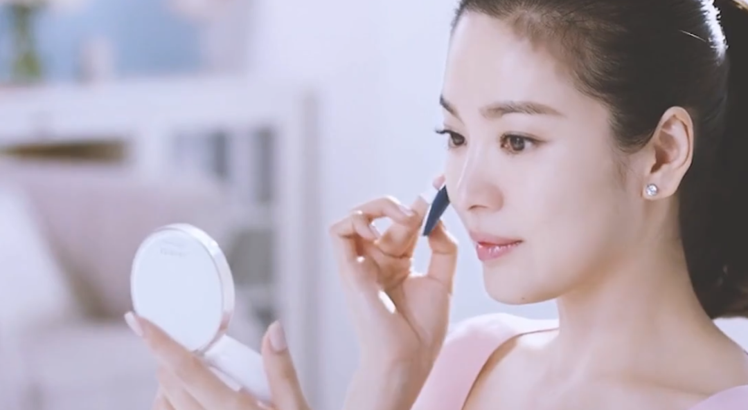 爱茉莉旗下品牌兰芝于2002年入驻中国,代言人是宋慧乔