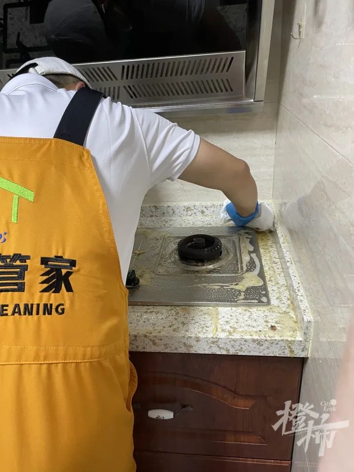 做家务是女生的事？90后双胞胎在杭州成立的家政公司，全员年轻小伙，最贵一单收了6万元休闲区蓝鸢梦想 - Www.slyday.coM