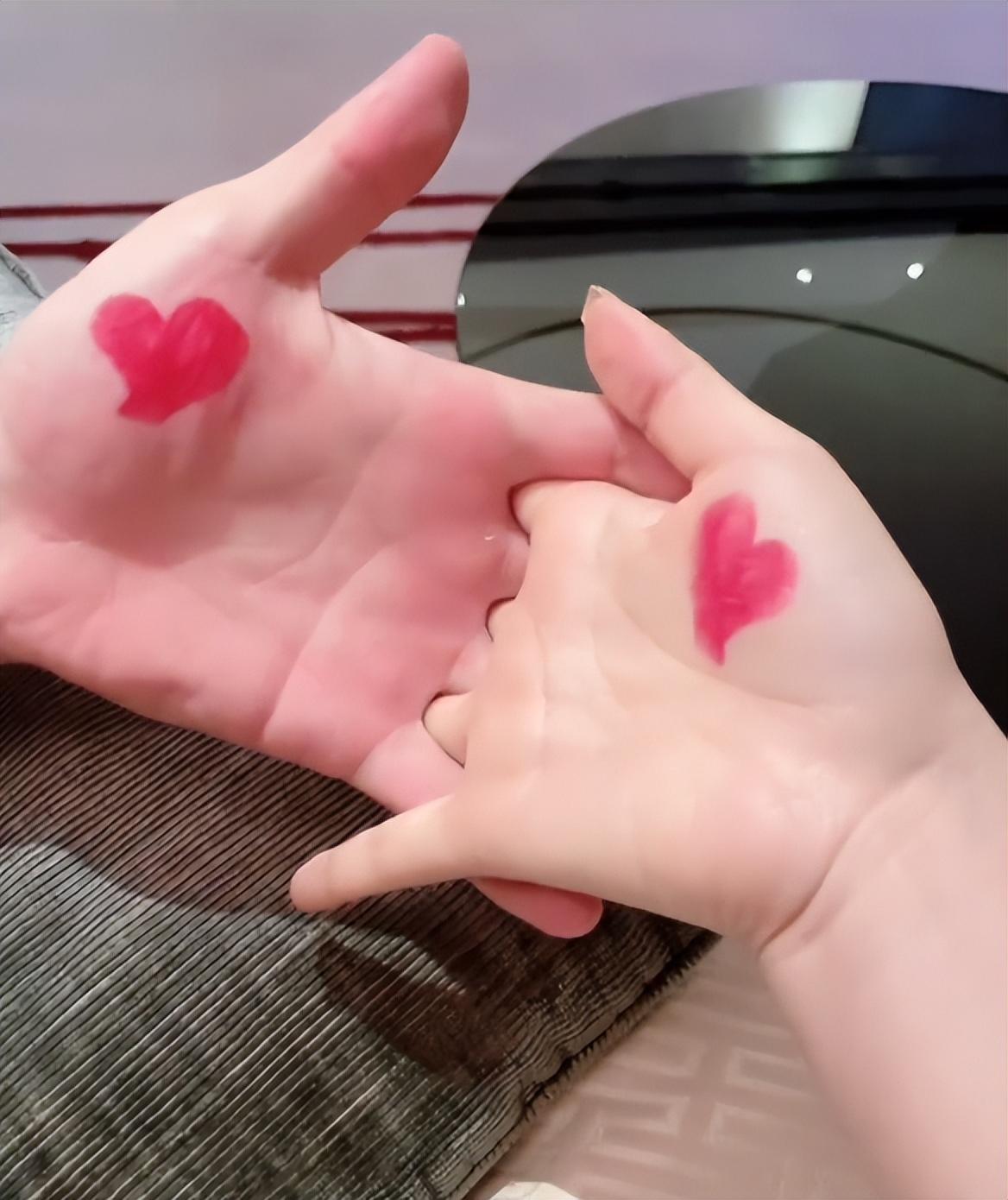 张馨予何捷庆祝结婚四周年夫妻俩十指紧扣拿口红涂爱心表白