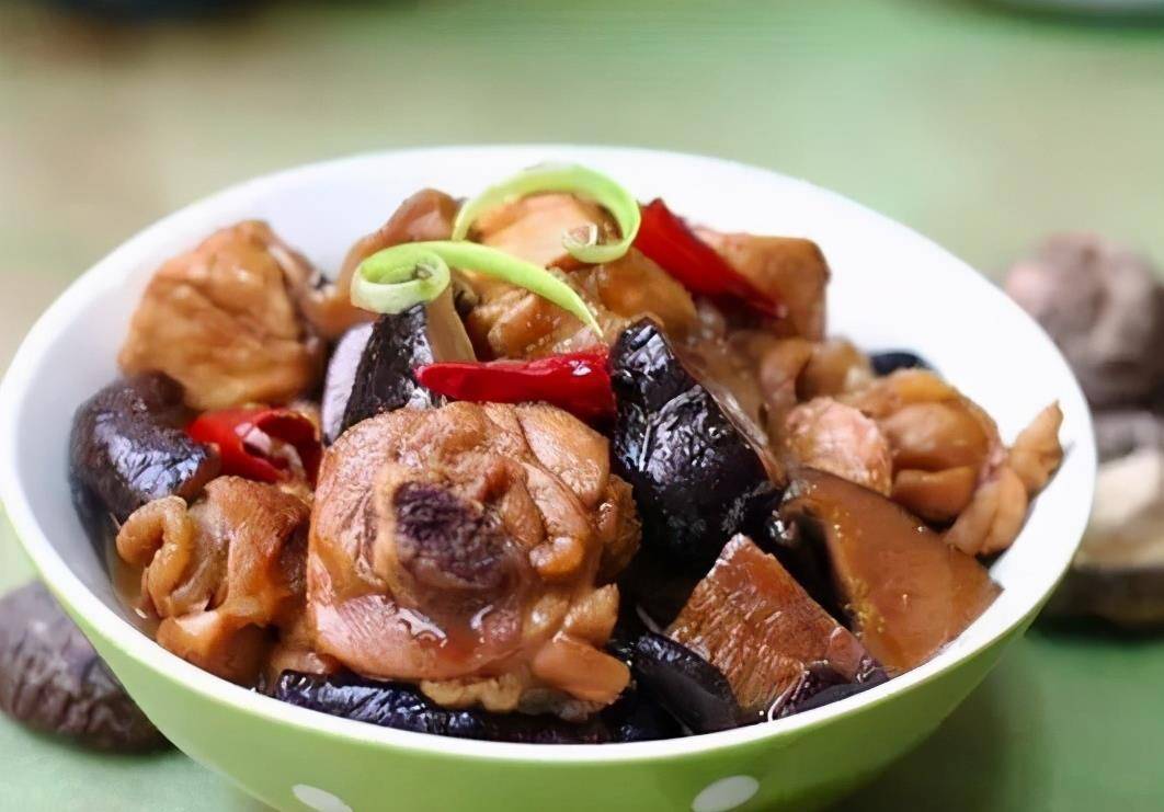 用香菇来炖鸡块,味道鲜美,爱吃肉的朋友可以试一试哦|香菇|鸡块|小厨